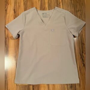 🏥🩺🐌 FIGS Catrina One-Pocket Scrub Top – M (Light Taupe)